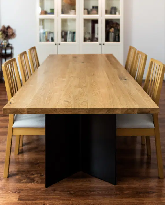 Stół dębowy Heavy Oak w jadalni z krzesłami