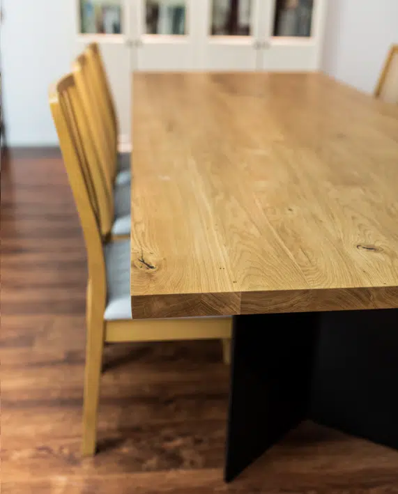 Stół dębowy Heavy Oak w jadalni z krzesłami zbliżenie na róg