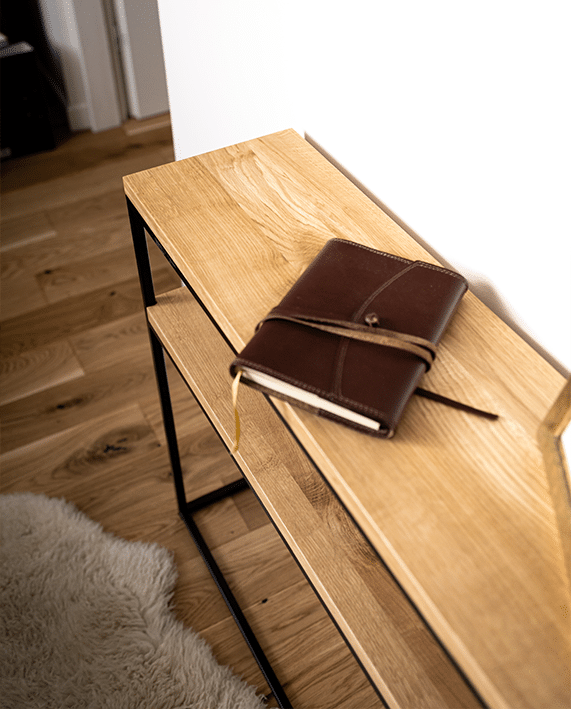 Mała konsolka drewniana Mirka z książką na górnej półce