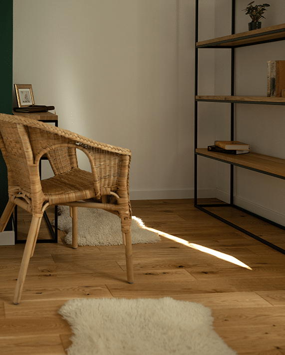 Regał metalowo-drewniany w pokoju z krzesłem obok