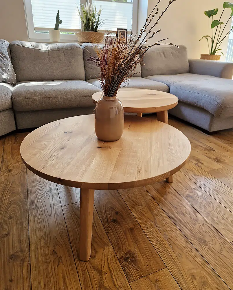 Okrągłe stoliki drewniane w salonie