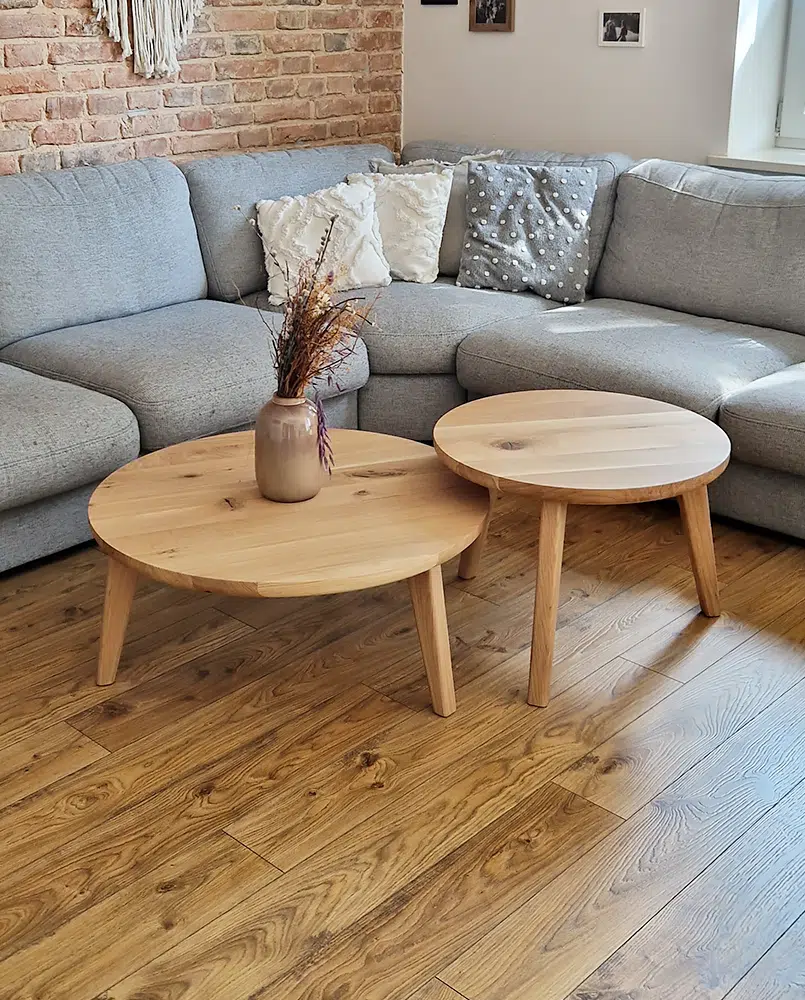 Okrągłe stoliki drewniane w salonie
