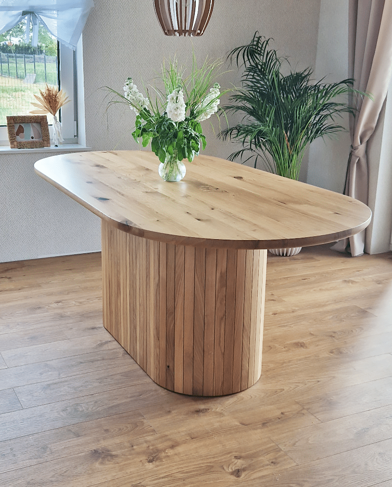 Stół drewniany do jadalni na jednej nodze