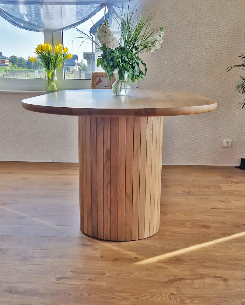 Stół drewniany na jednej nodze